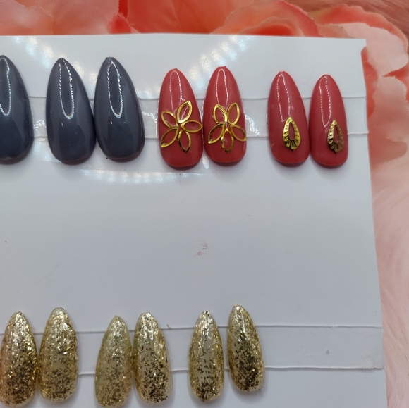 Custom press on nails medium length 20 piece set Gold and Gray with charms - Picture 5 of 5